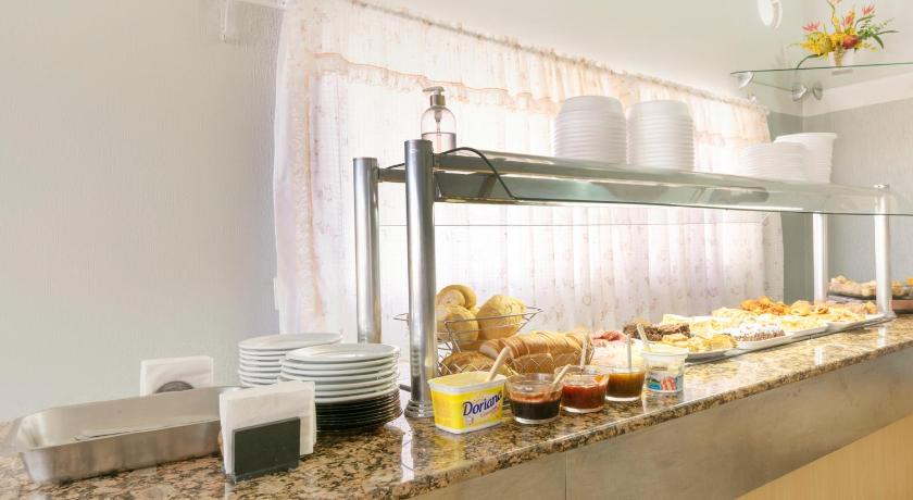 テウトニア Teuthos Hotel 2つ星 ホテル レストラン