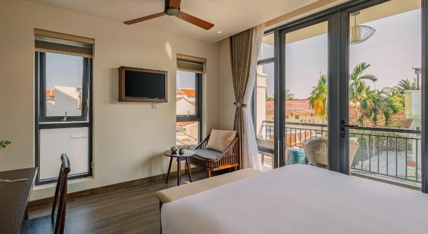 Image of King Suite Balcony Non-Smoking 7