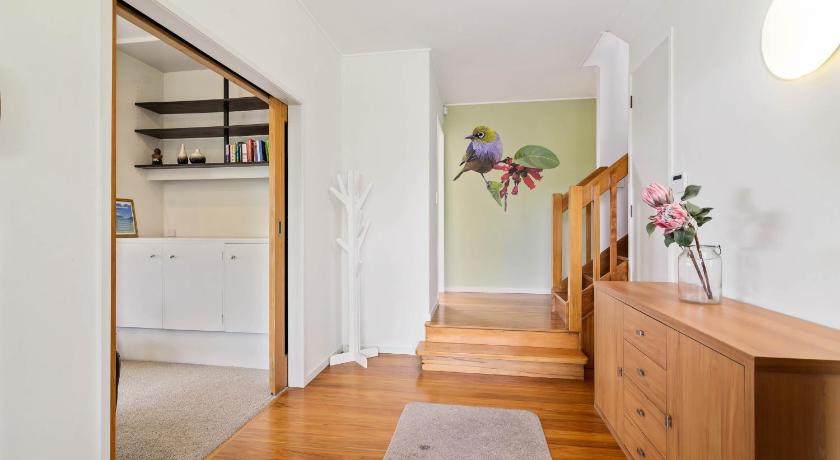 The Bird House - Kawaha Point, Rotorua. Stylish six bedroom home with space, views and relaxed atmos photo
