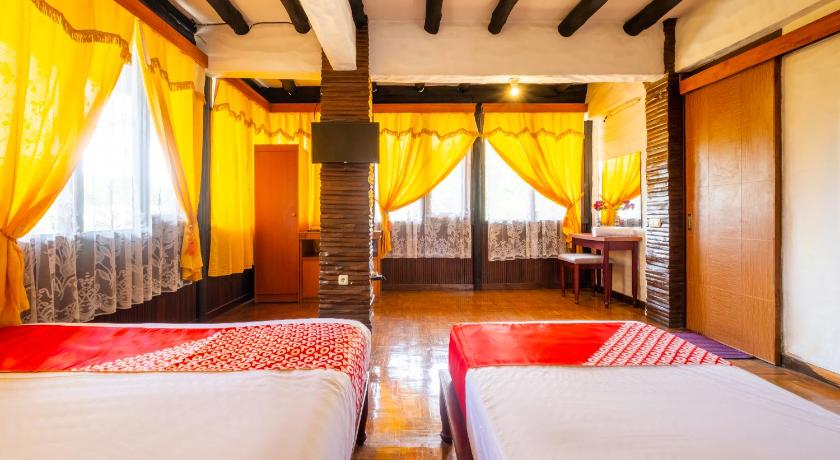 a hotel room with two beds and two windows, OYO 2640 Rumah Kayu Cottage Syariah in Bandung