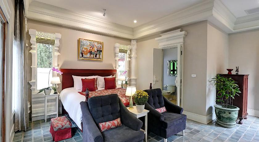 Image of Deluxe King Courtyard 1