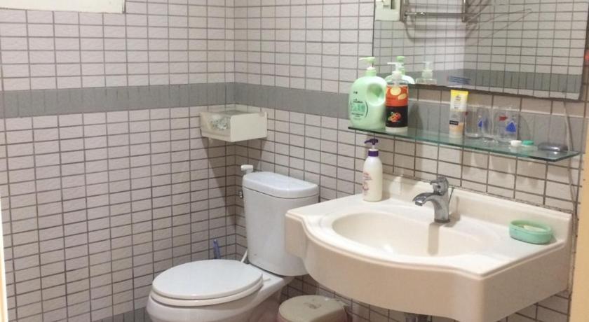 Image of Family Room with Shared Bathroom 2