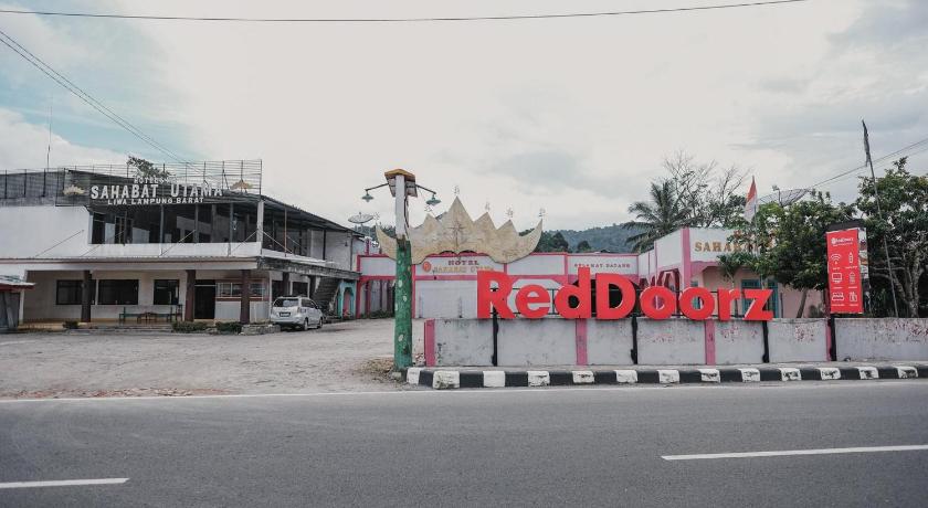 RedDoorz Syariah near Kebun Raya Liwa photo