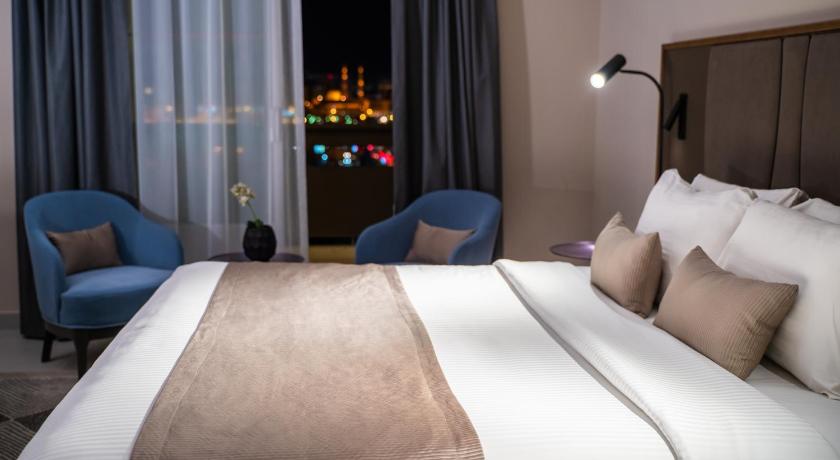 Image of Executive Suite with Balcony Lagoon & Pool ViewView 5