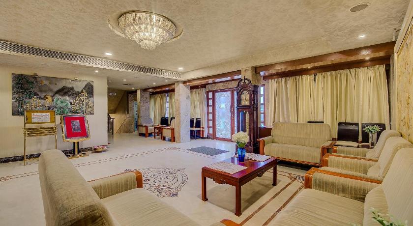 Metro Grand Hotel - image 6