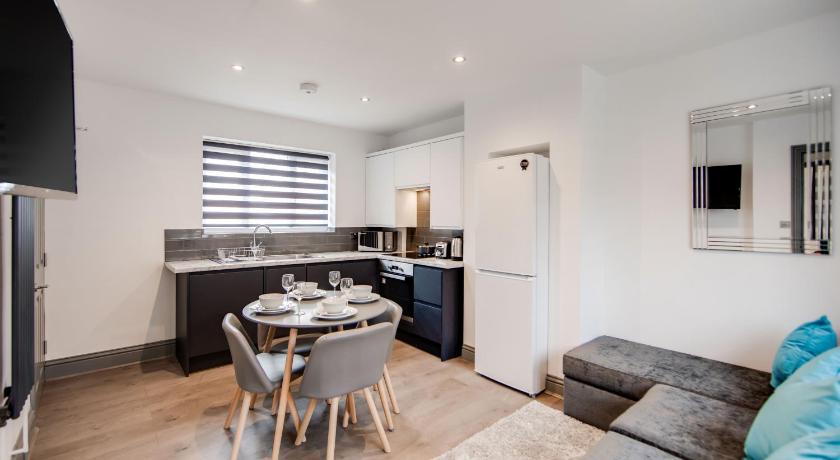 Elegant and Modern Recently Refurbished House - image 4
