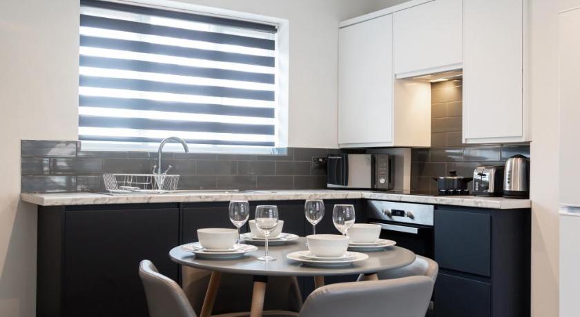 Elegant and Modern Recently Refurbished House - image 6