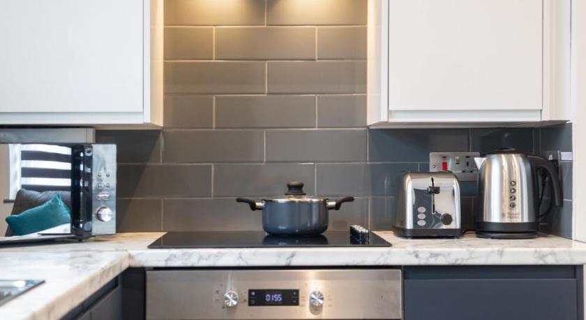 Elegant and Modern Recently Refurbished House - image 5
