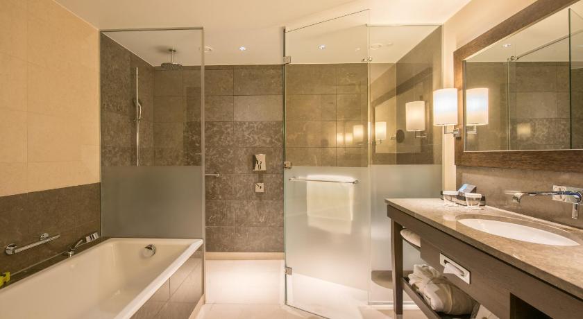 Image of 2 Twin Beds Premium with Balcony 2