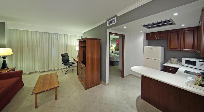 One-Bedroom King Suite with Balcony 2 attēls 0