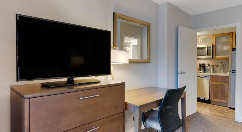 Image of 1 King Bed 2 Queen Beds 2 Bedroom Suite 10