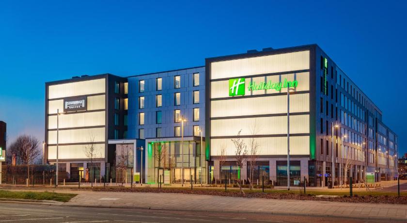 a large building with a sign on the side of it, Holiday Inn London-Heathrow Bath Road in London
