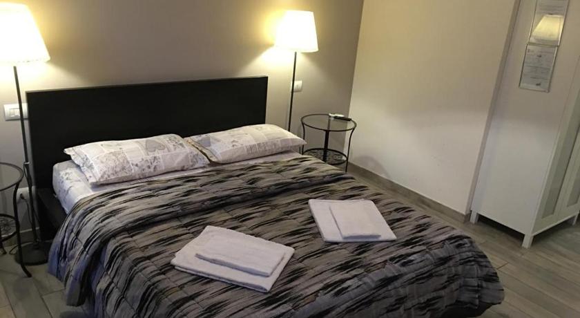a bedroom with a bed and a desk, Affittacamere Real Fly in Bologna