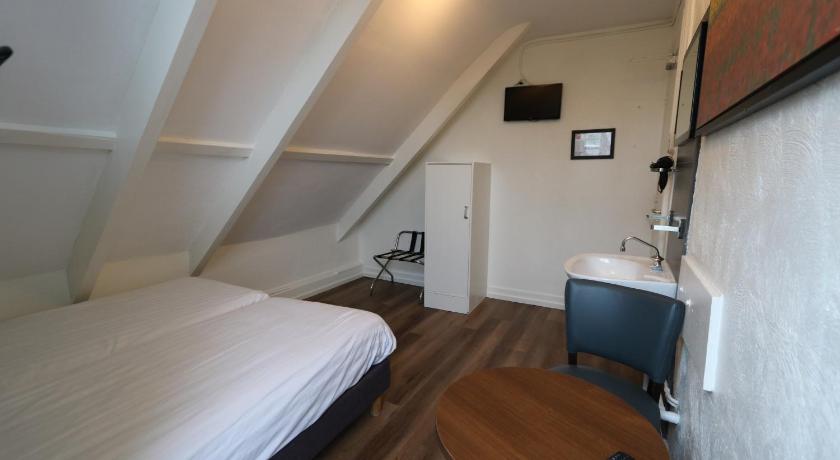 Image of Double Room with Shared bathroom 6