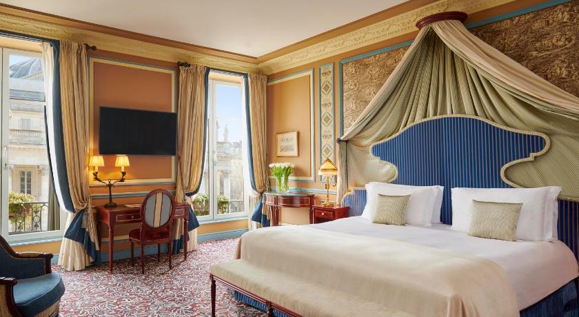 Image of 1 King Junior Suite Opera View 1