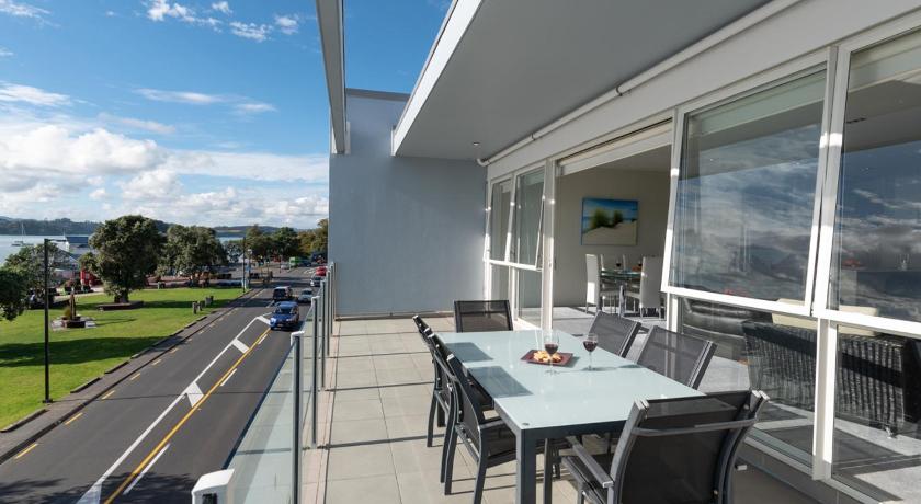 a patio area with a table and chairs, Sail Away - Waterfront Paihia Holiday Apartment in Bay of Islands