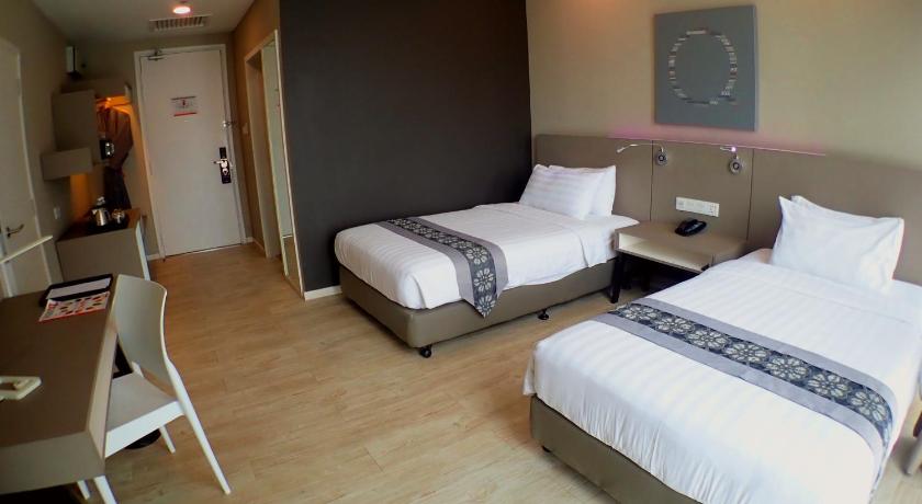 a bedroom with a bed and a desk, De Elements Business Hotel Damansara in Kuala Lumpur
