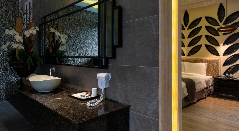 Image of Deluxe Double Room (Check-in after 21:00) 9