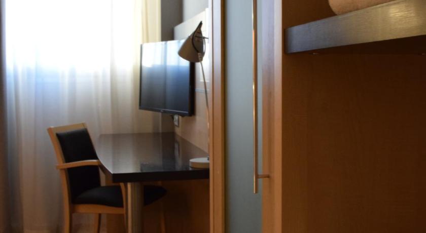 Standard Twin Room with Free Breakfast - Smoking 이미지 8