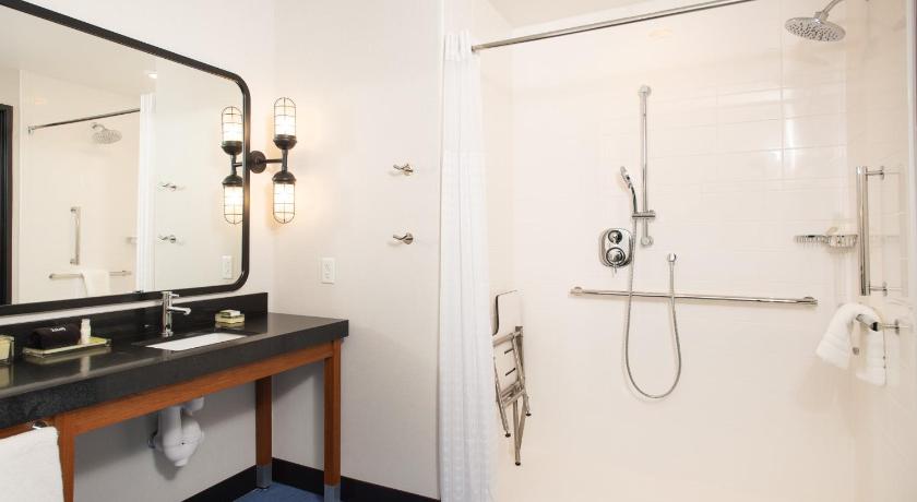 Image of King Studio with Accessible Roll In Shower - Non-Smoking 4