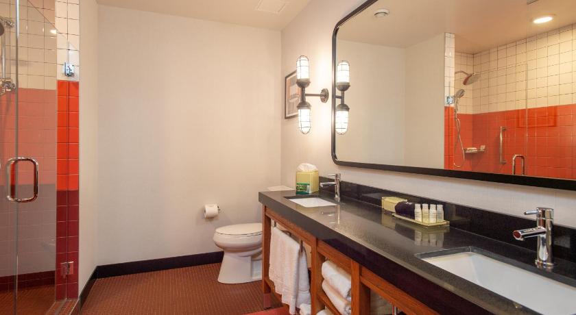 Image of King Studio with Accessible Roll In Shower - Non-Smoking 2