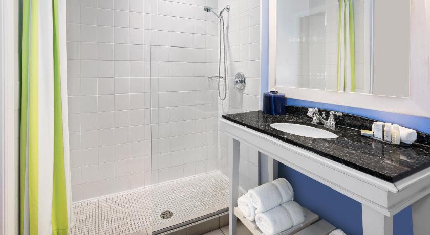 a bathroom with a sink, toilet and bathtub, Hotel Indigo Houston at the Galleria in Houston (TX)