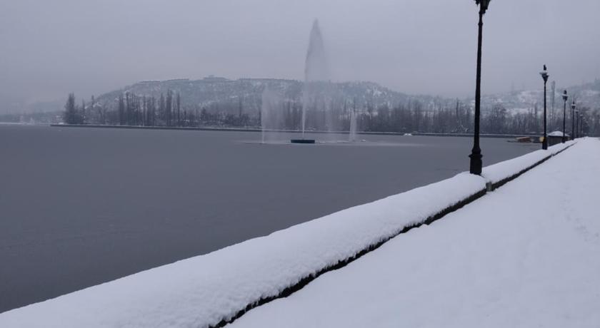 Houseboat Young Snow View Front Line Dal Lake photo