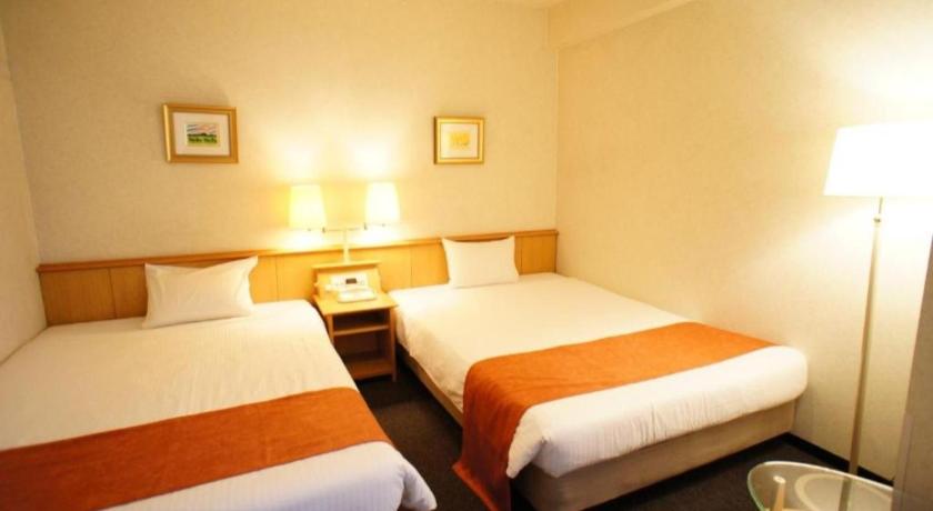 a hotel room with two beds and two lamps, Osaka Joytel Hotel in Osaka