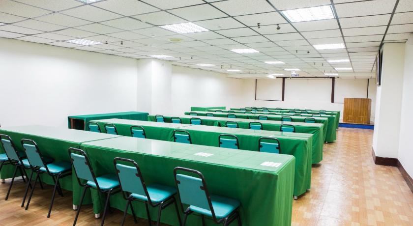 a room filled with lots of desks and chairs, Kenting Maldives Hot Spring Hotel in Kenting