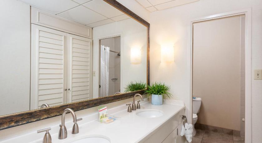 Image of 1 King Two Room Suite Extra Bathroom 2