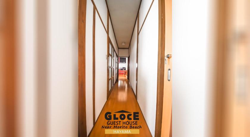 a wooden door with a surfboard on it, GLOCE 葉山 庭付きゲストハウス l HAYAMA Guest House with Garden in Kamakura