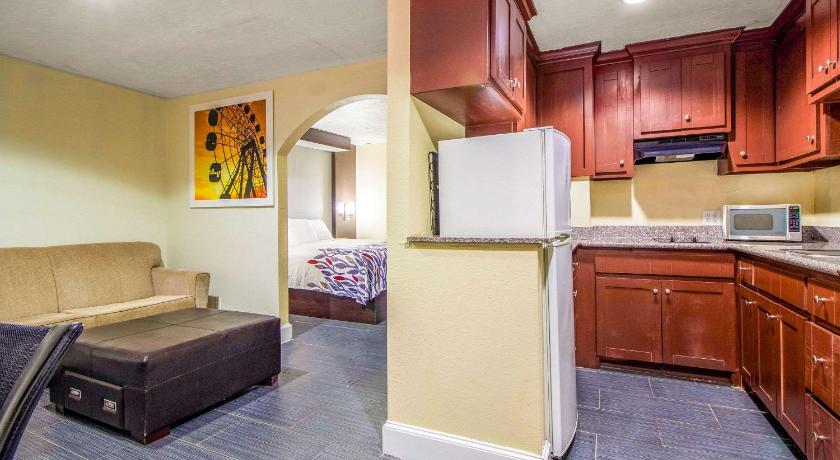 Rodeway Inn & Suites