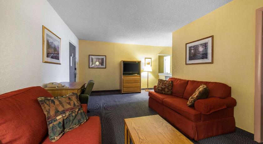 Rodeway Inn & Suites