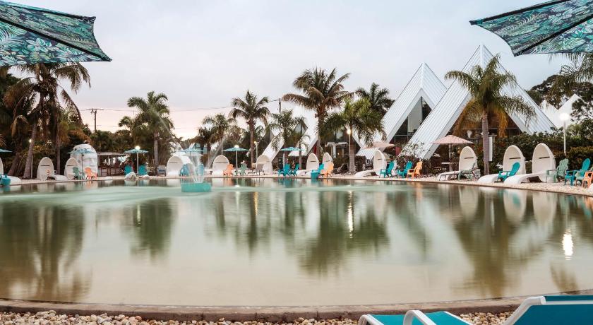 a large pool with a bunch of umbrellas on top of it, Pyramids in Florida in Fort Myers (FL)