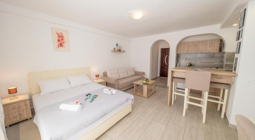 Image of Apartment with Lake View 10