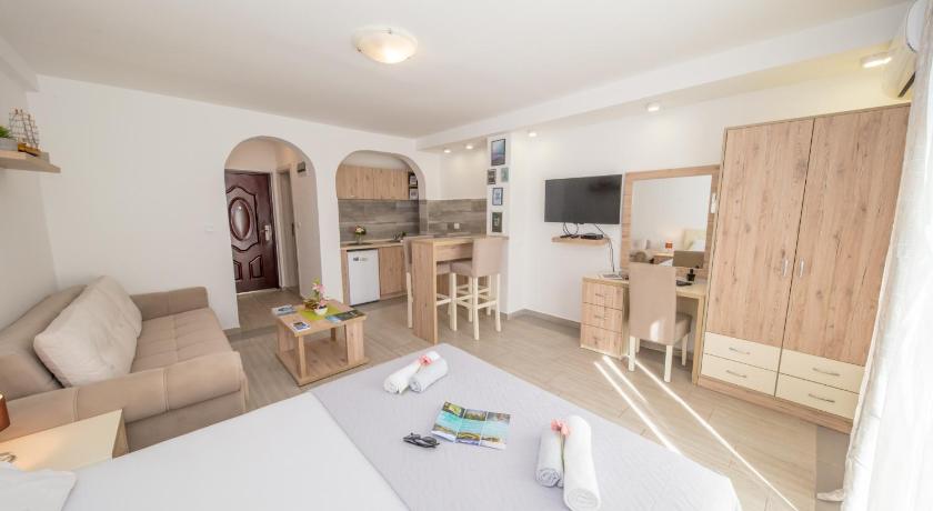 Image of Apartment with Lake View 5