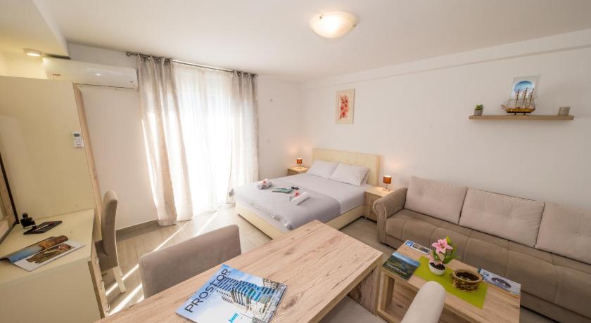 Image of Apartment with Lake View 3
