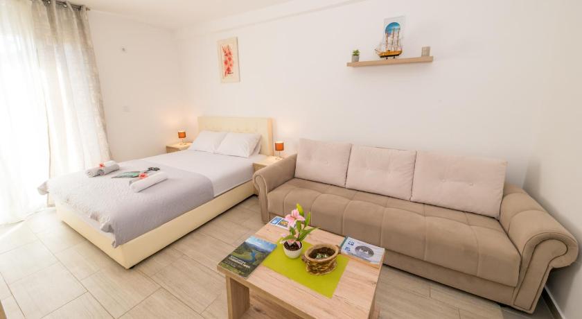 Image of Apartment with Lake View 11