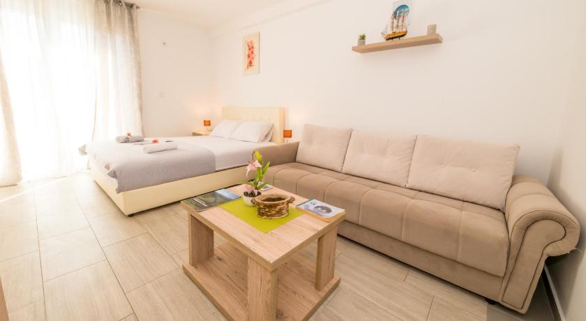 Image of Apartment with Lake View 9