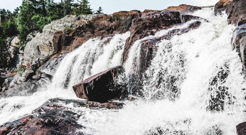 High Falls Bay Cottages, Camping &amp; Waterpark — Hotel in Bracebridge (ON)