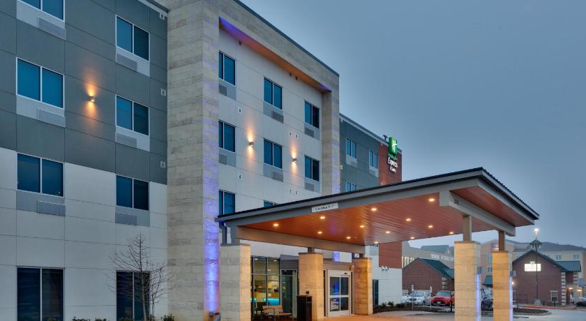 Holiday Inn Express & Suites Plano East