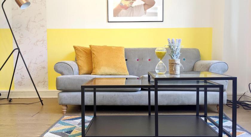 Koala & Tree - Renovated 2 Bed apartment in city centre - Short Lets & Serviced Accommodation Cambri photo