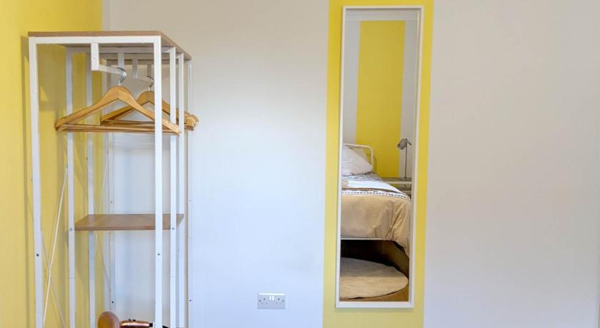 Koala & Tree - Renovated 2 Bed apartment in city centre - Short Lets & Serviced Accommodation Cambri photo