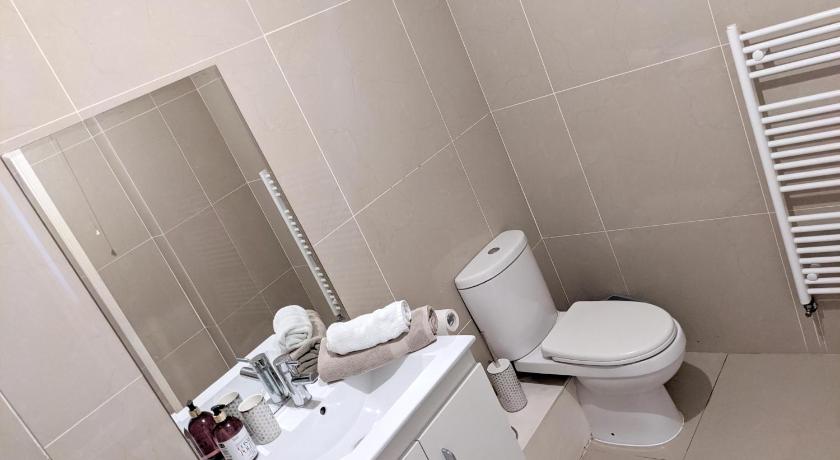 Koala & Tree - Renovated 2 Bed apartment in city centre - Short Lets & Serviced Accommodation Cambri photo