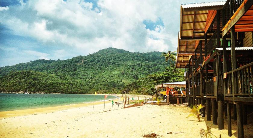 Beachfront Hut Upstairs Astra - Beach Shack Chalet — Hotel in Tioman Island