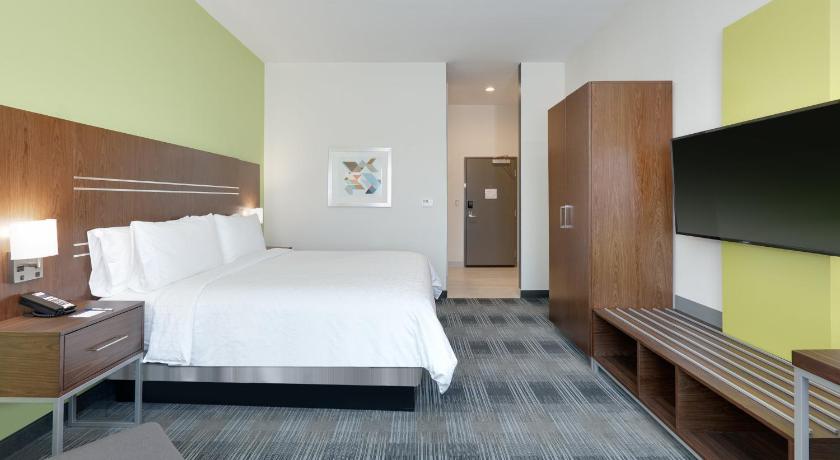 Holiday Inn Express & Suites Farmers Branch