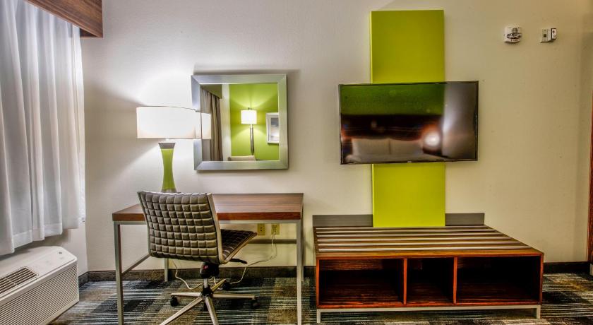 Holiday Inn Express & Suites Farmers Branch