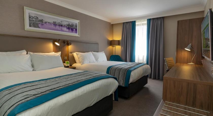 a hotel room with two beds and two lamps, Holiday Inn Nottingham in Nottingham