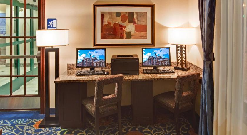 Holiday Inn Express Hotel & Suites - Novi