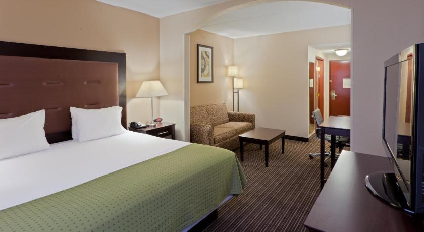 Holiday Inn Express Hotel & Suites Charleston-Southridge